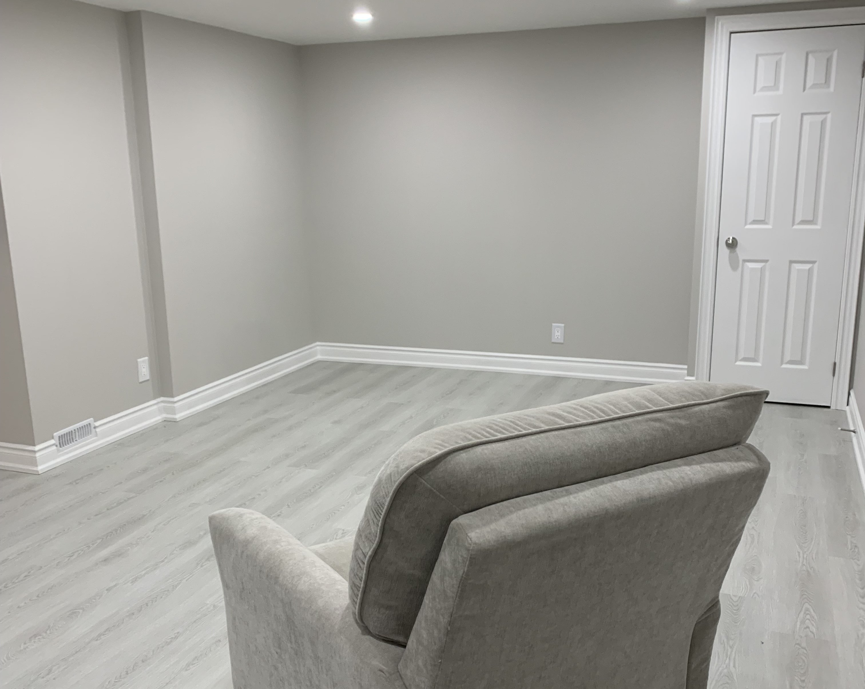 Light grey vinyl flooring with 4000k pot lighting