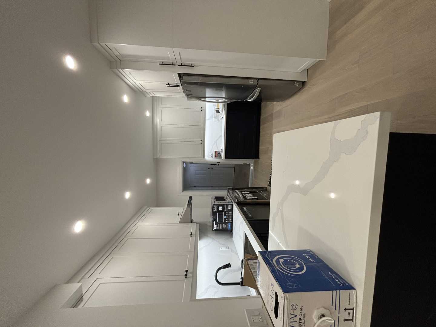 Full house reno black, white and nature wood colour