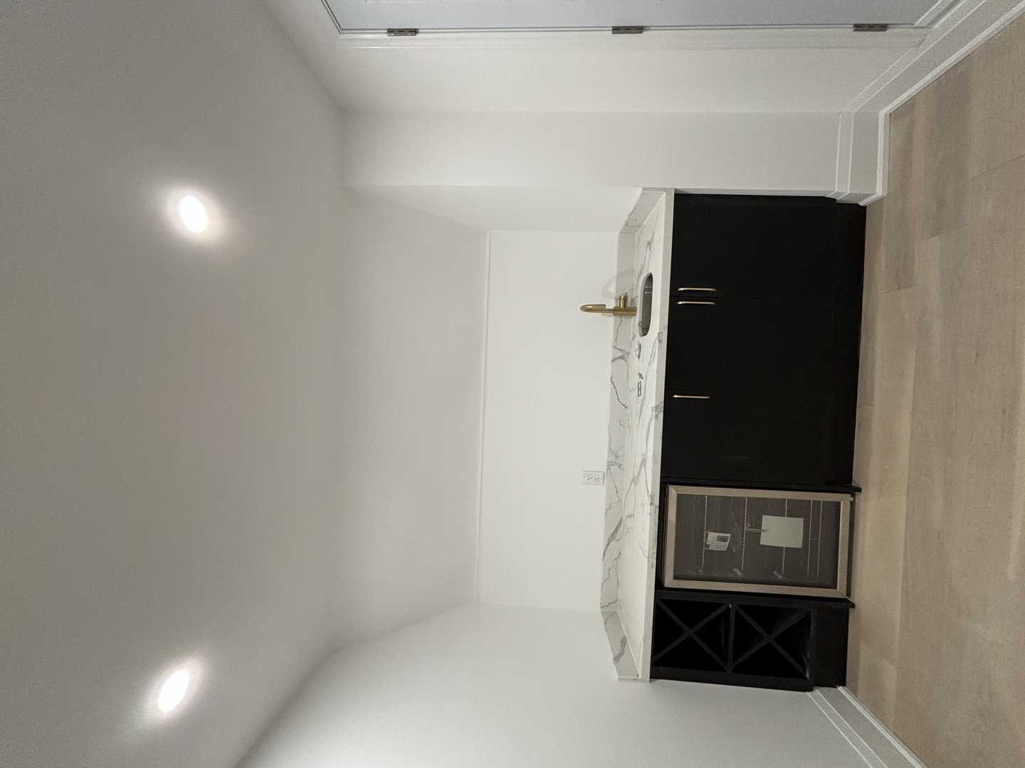 Full house reno black, white and nature wood colour
