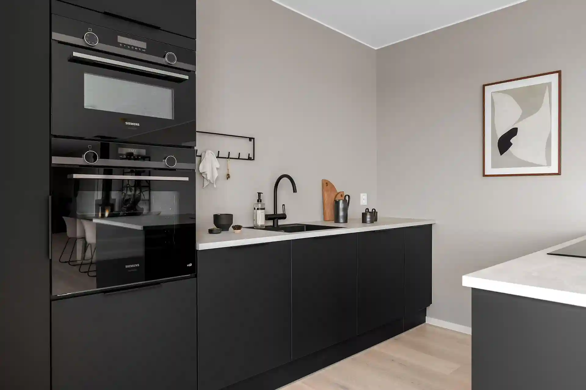 Mississauga kitchen with pantry wall, deep drawers and built-in organizers